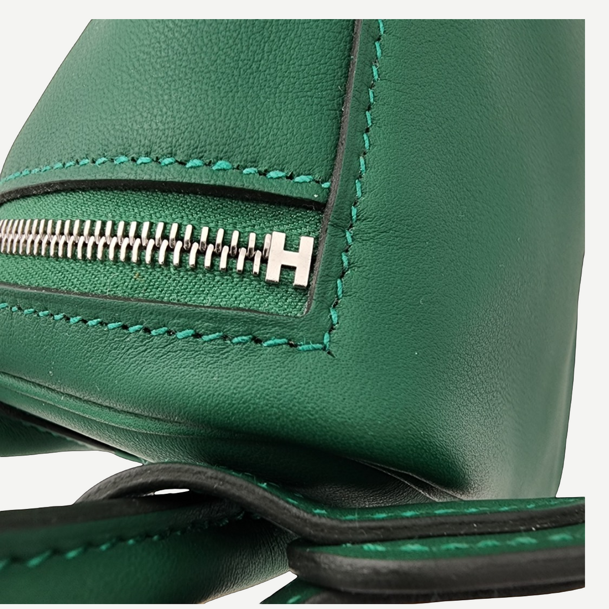 Hermès Vert Moyen Swift Mini Lindy II 20 Bag, Palladium Hardware, Full Set, K Stamp, 2025 | Shop Authentique Lux