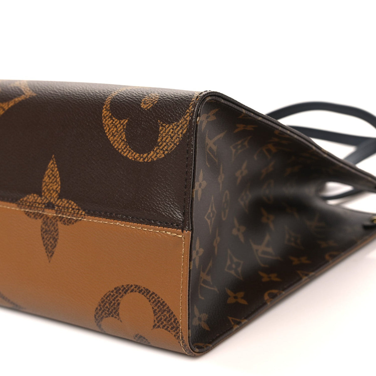LOUIS VUITTON OnTheGo MM red textile interior and pocket overview | Shop Authentique Lux