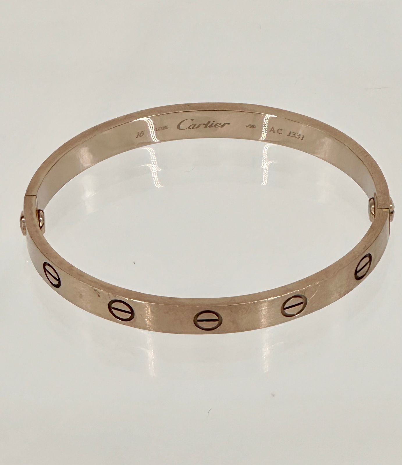 “Cartier Love Bracelet 18K white gold size 16 pre-owned good condition with original box”
“Authentique Luxury certified Cartier Love Bracelet white gold size 16 with box”
