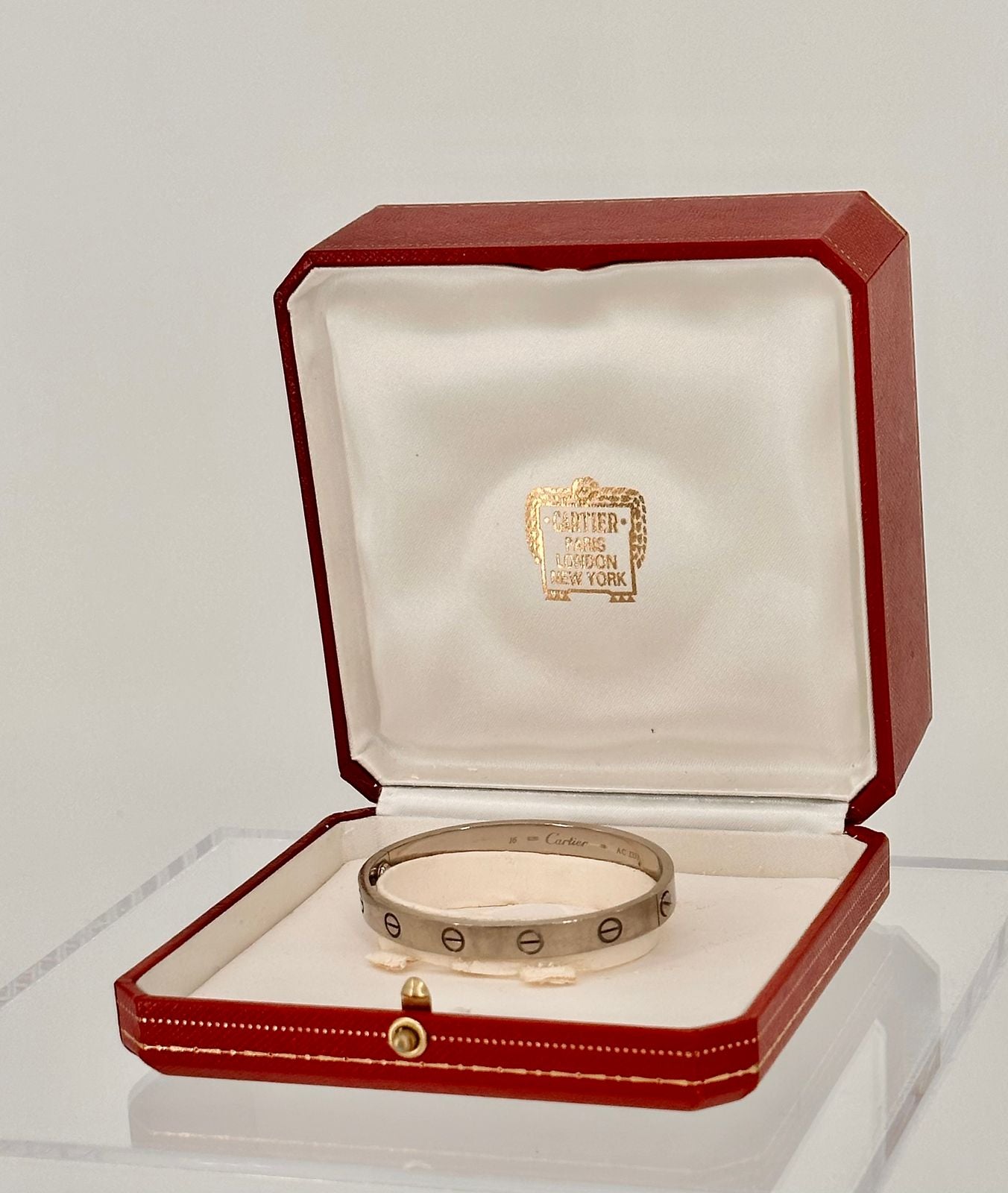 “Cartier Love Bracelet 18K white gold size 16 pre-owned good condition with original box”
“Authentique Luxury certified Cartier Love Bracelet white gold size 16 with box”
