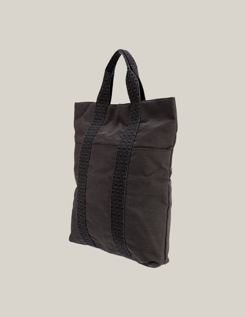 “Hermès Toile Herline Cabas tote black canvas very good condition web handles authentic”
“Hermès Authentique Luxury black canvas Herline Cabas tote front details”