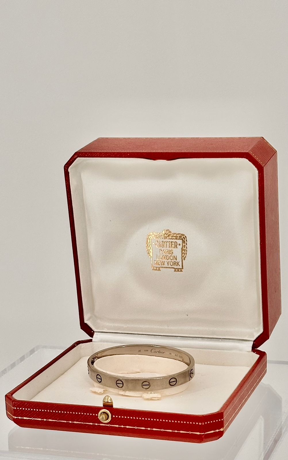 “Cartier Love Bracelet 18K white gold size 16 pre-owned good condition with original box”
“Authentique Luxury certified Cartier Love Bracelet white gold size 16 with box”
