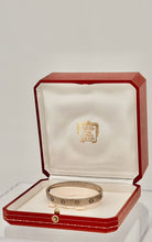 “Cartier Love Bracelet 18K white gold size 16 pre-owned good condition with original box”
“Authentique Luxury certified Cartier Love Bracelet white gold size 16 with box”
