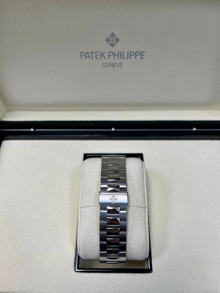 PATEK PHILIPPE Nautilus 5711/1A-018, Tiffany & Co. Blue Dial, Full Set, 2023 | Shop Authentique Lux